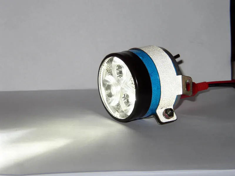 Compact cylindrical bicycle lamp with a clear triple-LED optic and a handlebar mounting bracket